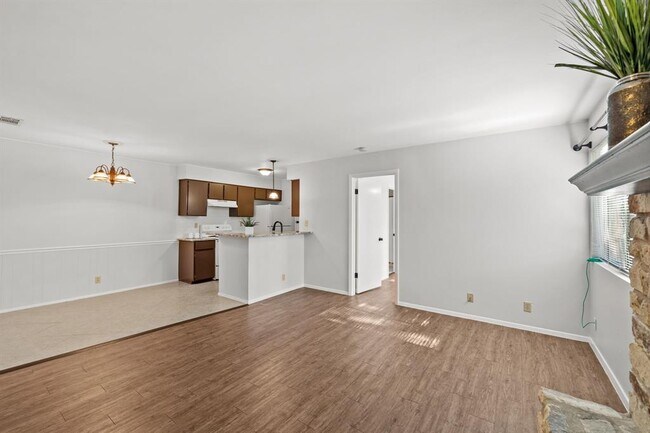 Foto del edificio - 9807 Hundred Oaks Cir