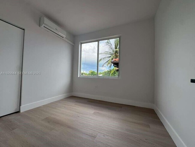 Foto del edificio - 2425 SW 6th St