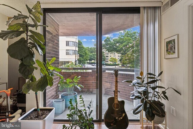 Foto del edificio - 4444 Connecticut Ave NW