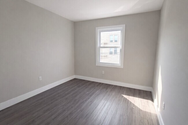 Building Photo - 494 S 18th St