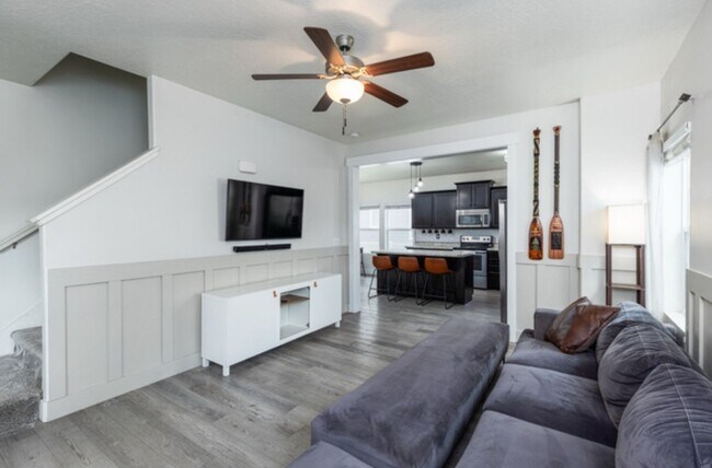 Foto del edificio - Modern 3-Bed Home with Finished Basement