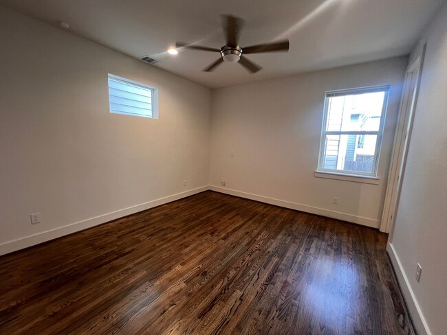 Building Photo - 3 story townhome in the Heights now availa...