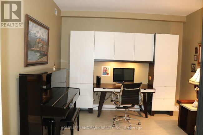 Building Photo - 500 Queens Quay W