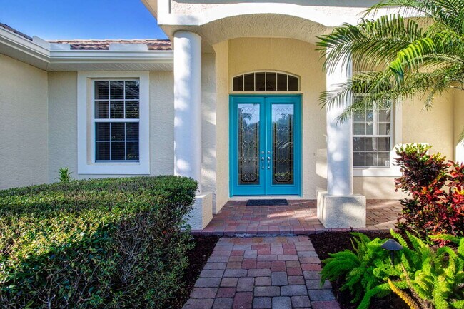 Foto del edificio - Rarely available executive home in The Hammocks is ready to rent on a long-term lease.