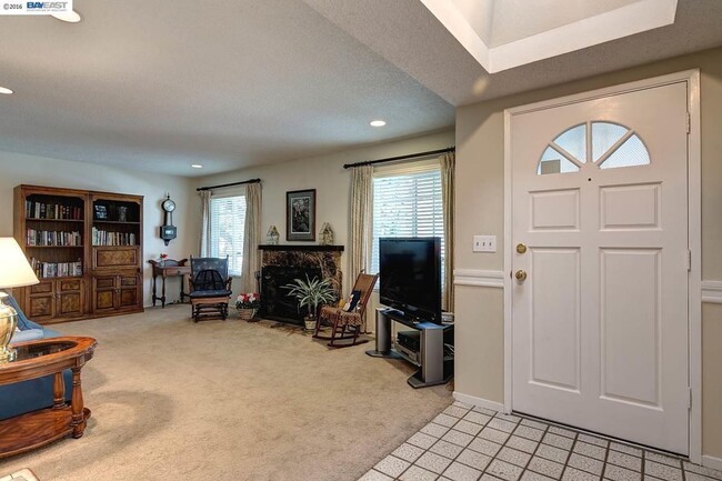 Building Photo - Beautiful Earthy Home Located Near Parks a...