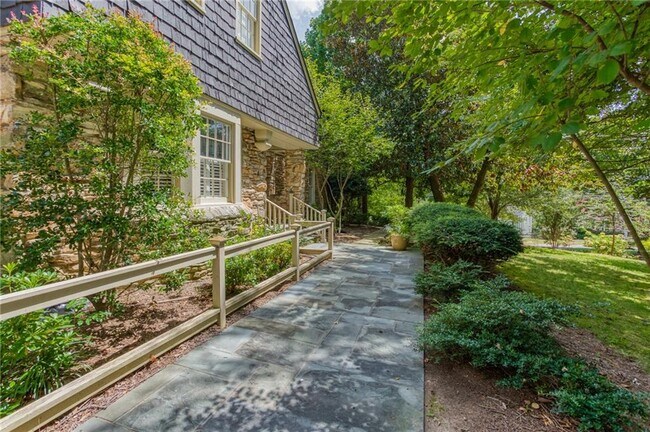 Building Photo - 2721 N Hills Dr NE