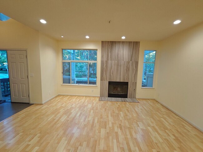 Building Photo - 3 Bedroom for Rent in River Oaks! $4,975