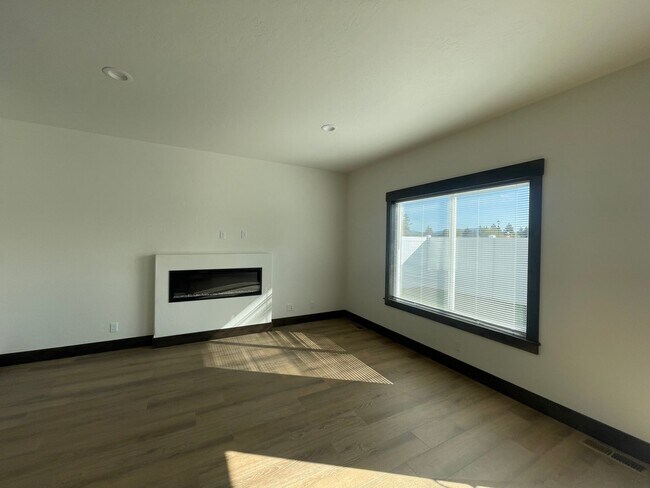 Foto del edificio - BRAND NEW Hayden Townhome