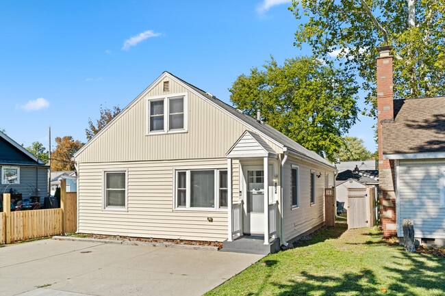 Building Photo - 4826 Hiawatha Dr