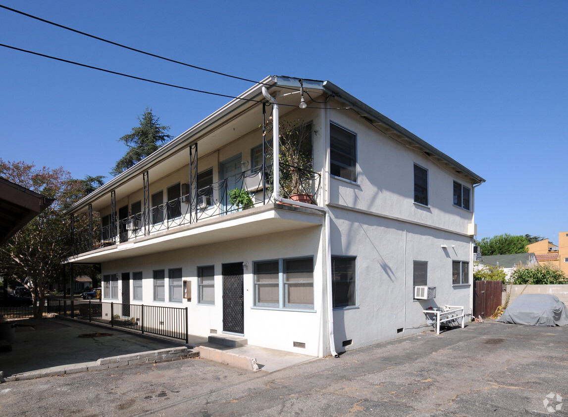 Building Photo - 4945 N Maywood Ave