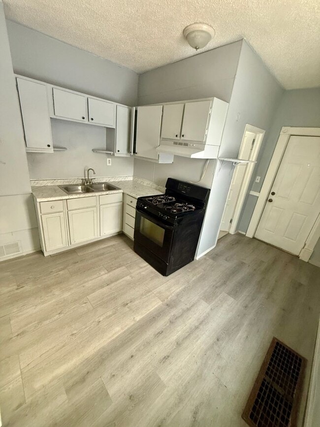 Building Photo - 1627-1629 W 8th St