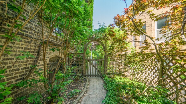 Foto del edificio - 622 W Briar Pl