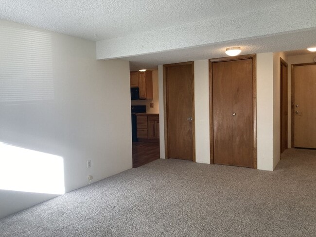 Building Photo - Lovely 2BR/1BA with large kitchen! Laundry...