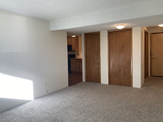 Foto del edificio - Lovely 2BR/1BA with large kitchen! Laundry...