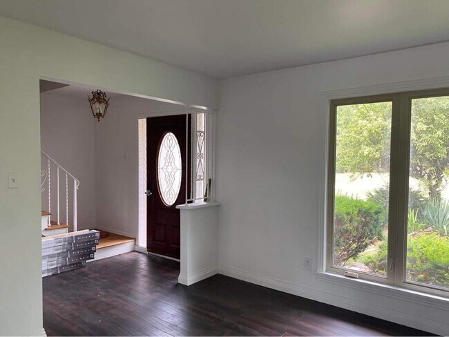 Puerta principal - 2707 Lake Charnwood Dr