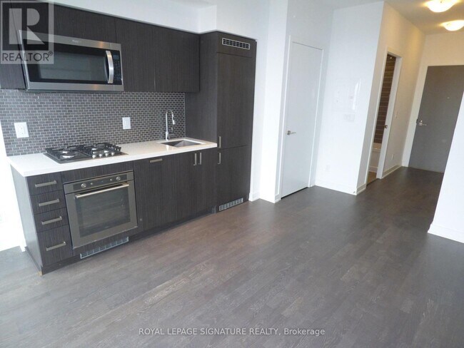 Photo du bâtiment - 501 St Clair Ave W