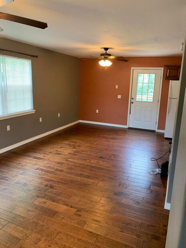 Foto del edificio - Come take a look at this cute 3 bedroom 1....