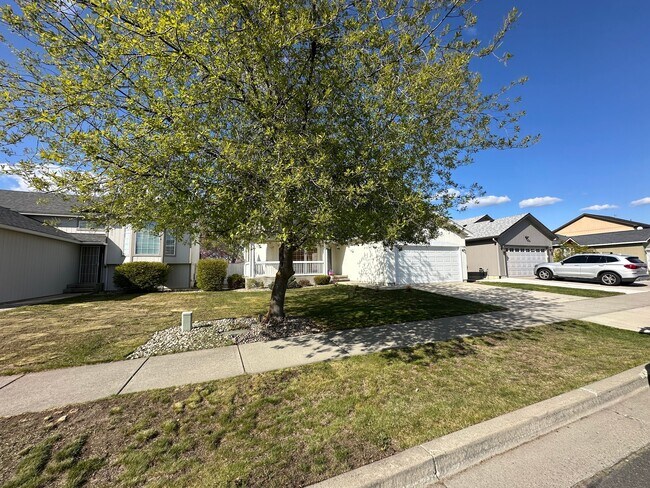 Foto del edificio - 1517 E Calkins Dr