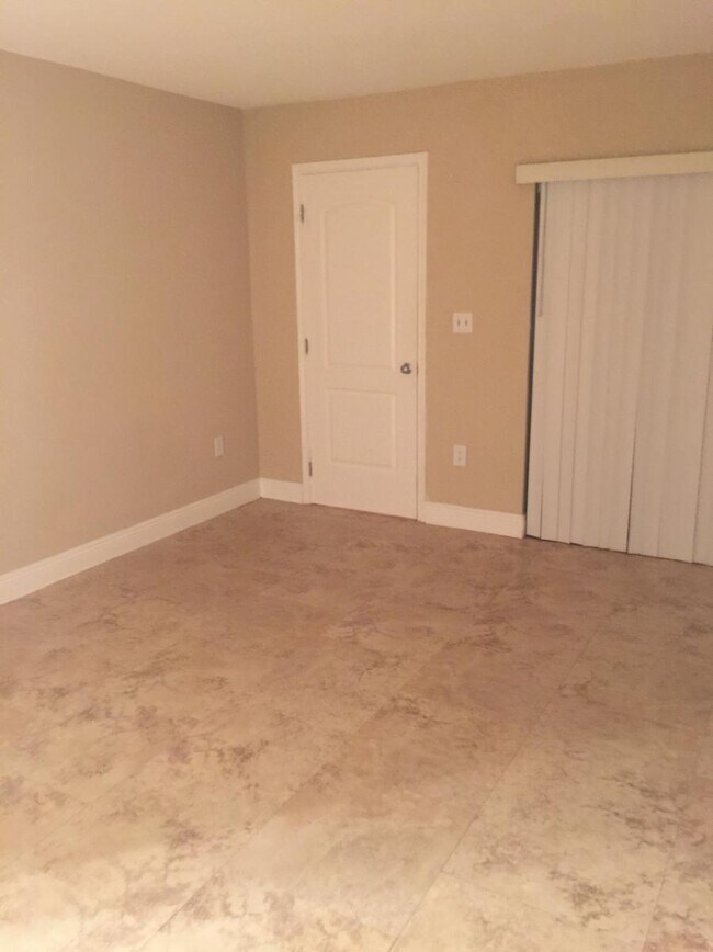 Foto del edificio - 3410 Pinewalk Dr N