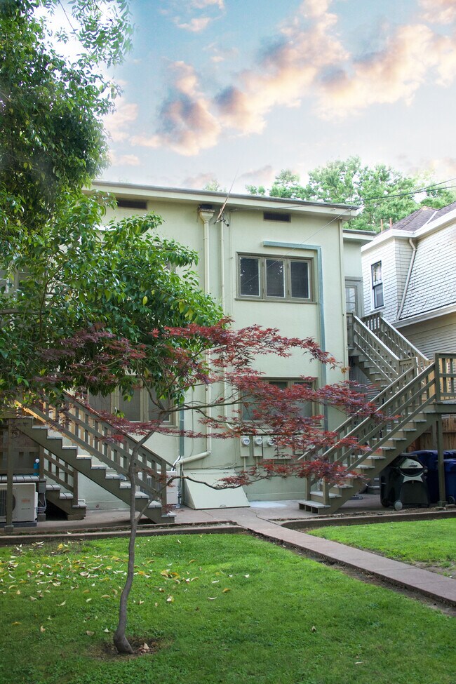 Entradas traseras privadas - 2815 I St