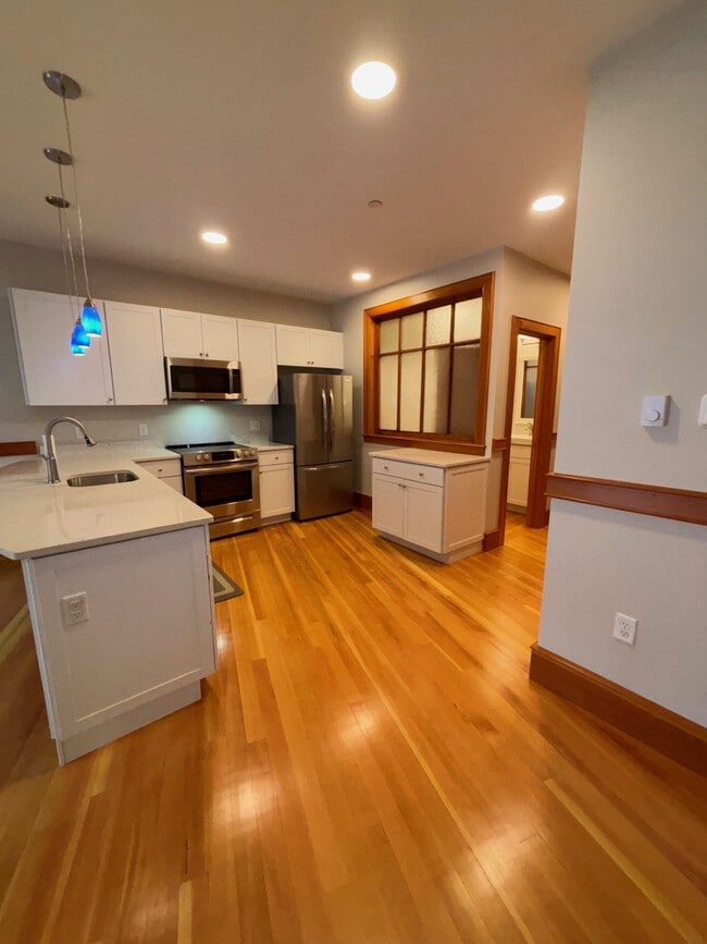 Building Photo - 609 Main St