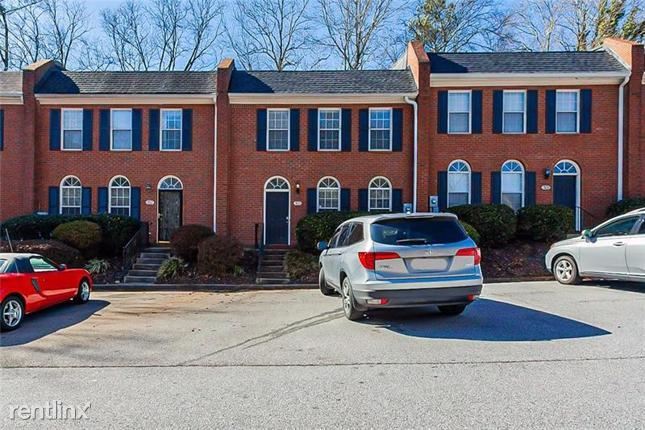 Foto principal - 7810 St Charles Square