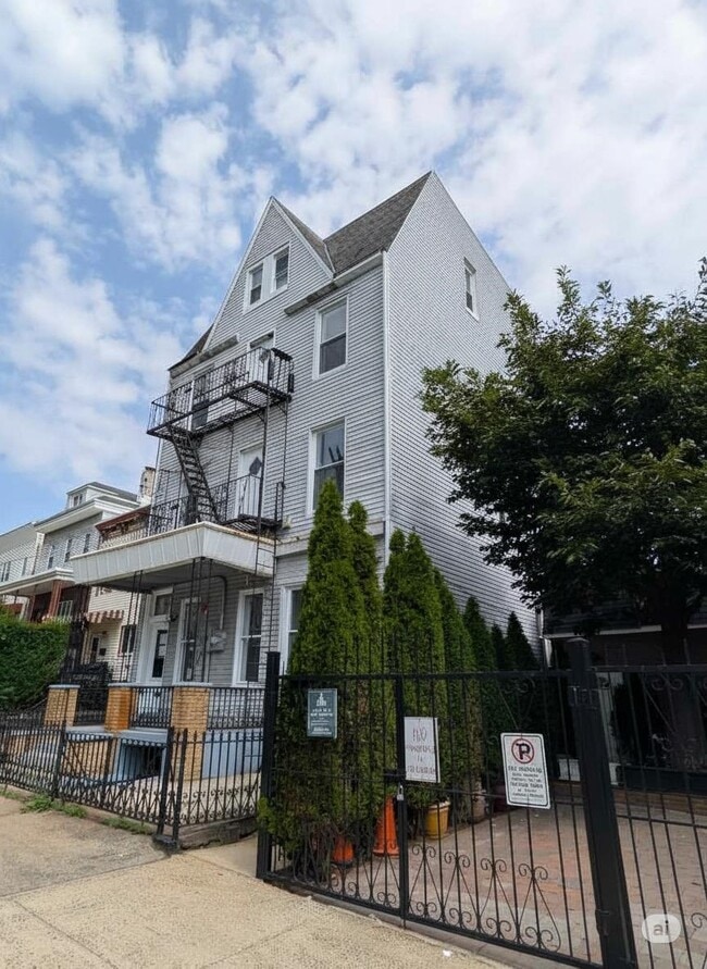 Building Photo - 10 Sherman Pl