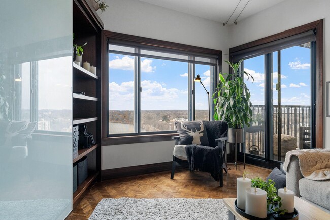 Foto del edificio - 2950 Dean Parkway 2205