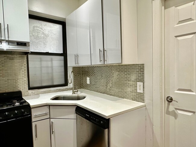 Building Photo - 523 W 135th St