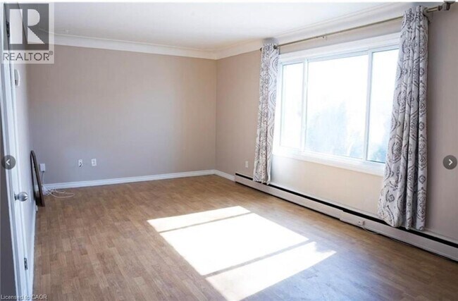 Photo du bâtiment - 250 Highland Rd W