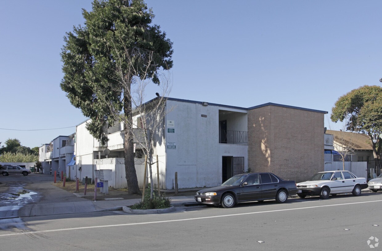 1660 - 1670 Bay Rd - 1660-1670 Bay Rd