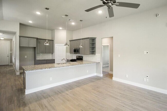 Foto del edificio - Like New Home in the gated community of Point Aquarius