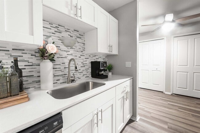 Building Photo - Town & Country Apartments - Wixom, MI