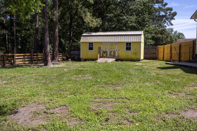 Foto del edificio - 3 bedrooms, Fenced in backyard, 12x24 shed, NO breed restrictions!