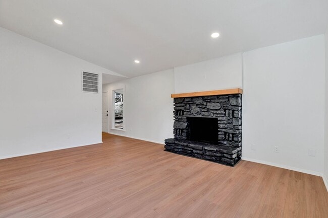 Building Photo - Freshly Remodeled 2 Bed 1.5 Bath home with large deck