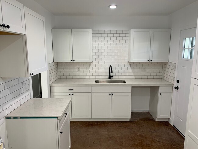 Building Photo - 9439 N 11th Ave