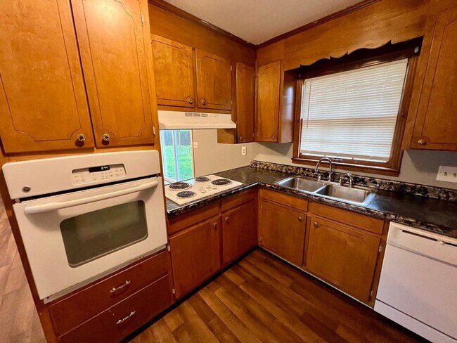 Foto del edificio - Spacious 4 Bed, 2 Bath Home on Large Corne...