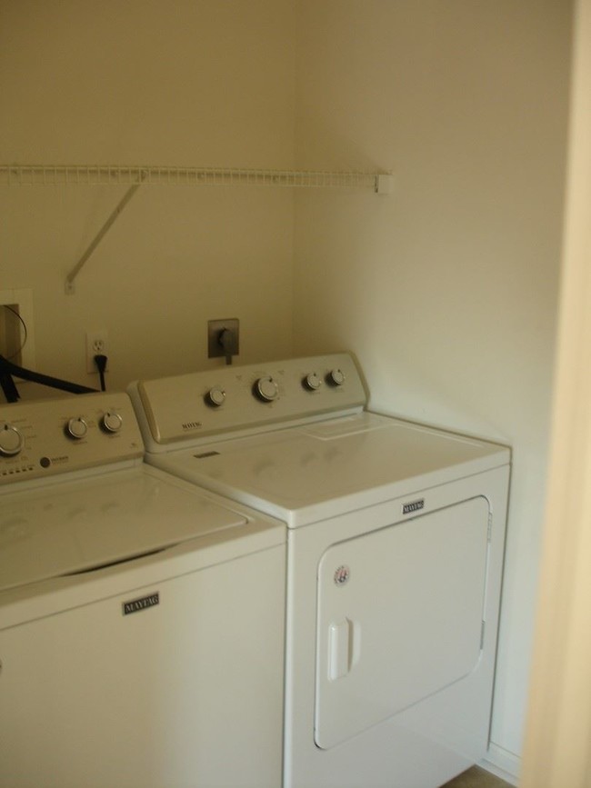 Building Photo - 18-32 S Whisper Ln
