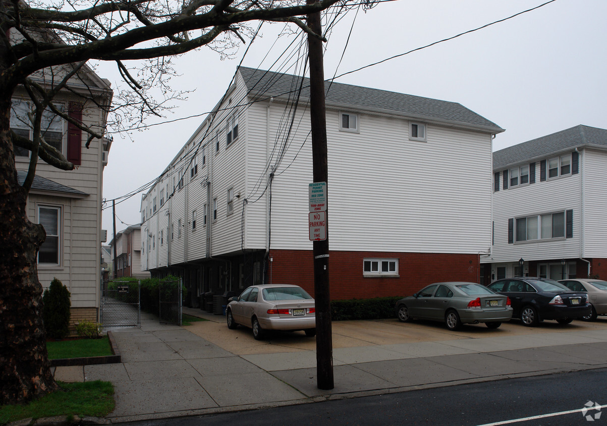 Building Photo - 40 W 31st St