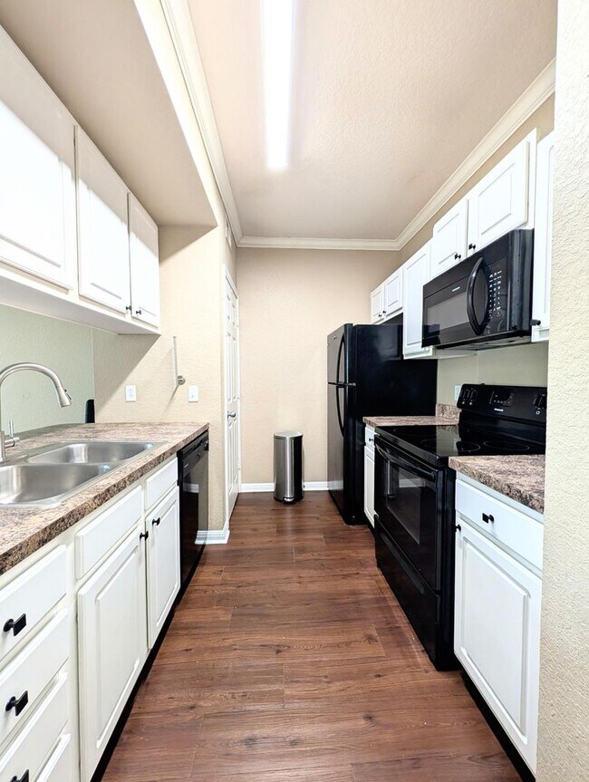 Building Photo - 1x1 Updated flooring & appliances. Includes balconette & washer & dryer