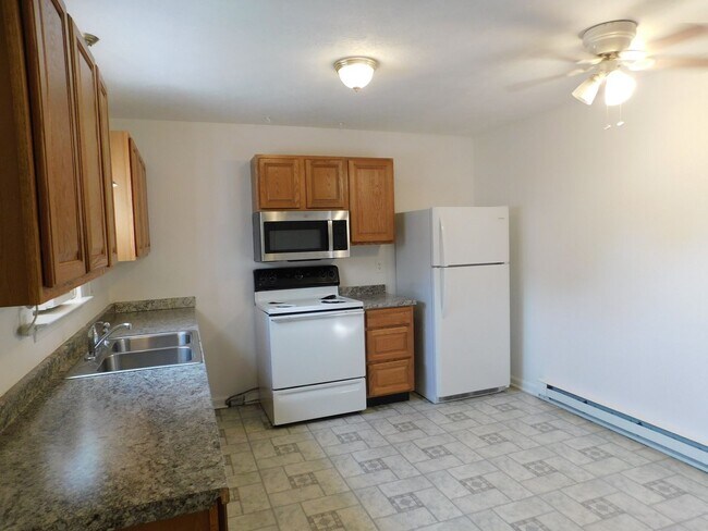 Foto del edificio - End unit townhouse on the east side of Winchester