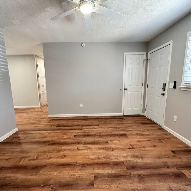 Foto del edificio - MOVE IN SPECIAL 1/2 OFF FIRST FULL MONTHS ...