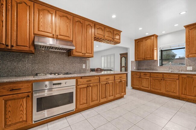 Building Photo - 14403 Benfield Ave
