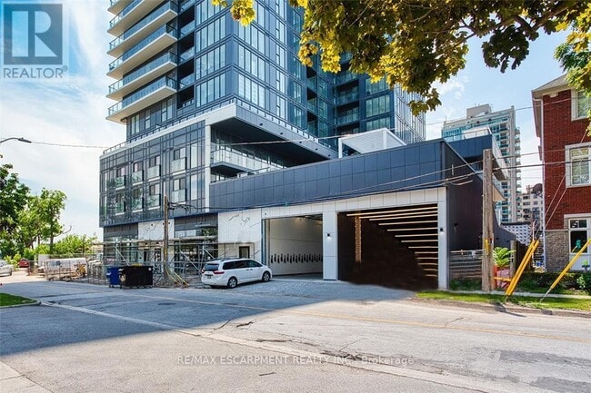 Building Photo - 370 Martha St