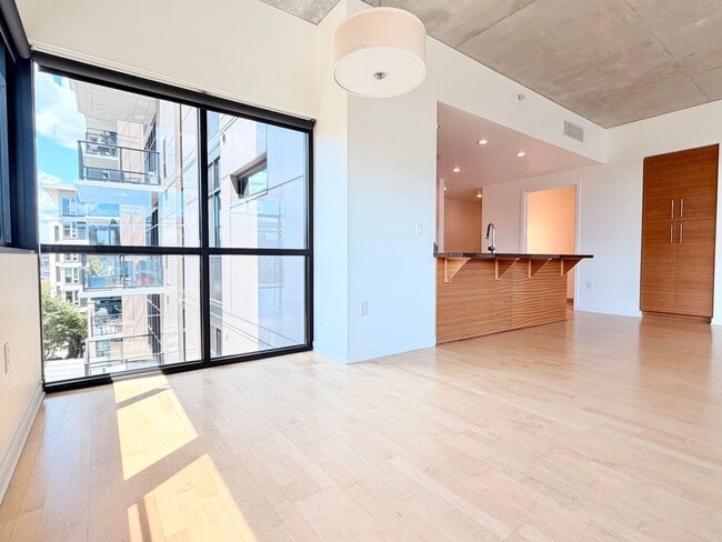 Building Photo - 1830 NW Riverscape St