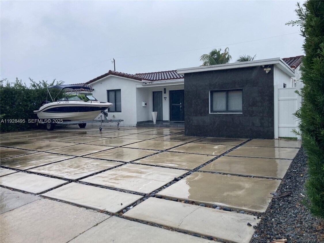 Primary Photo - 7524 Mutiny Ave