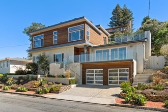 Building Photo - 923 Muirlands Vista Way