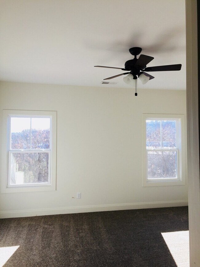 Building Photo - Luxury Town Homes