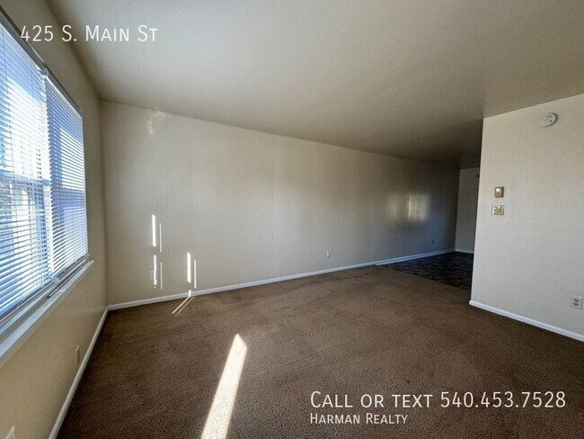 Building Photo - Well maintained 2 bedroom townhome