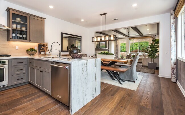 Foto del edificio - Stunning 4 Bedroom / 3 Bath Model Home w/ ...